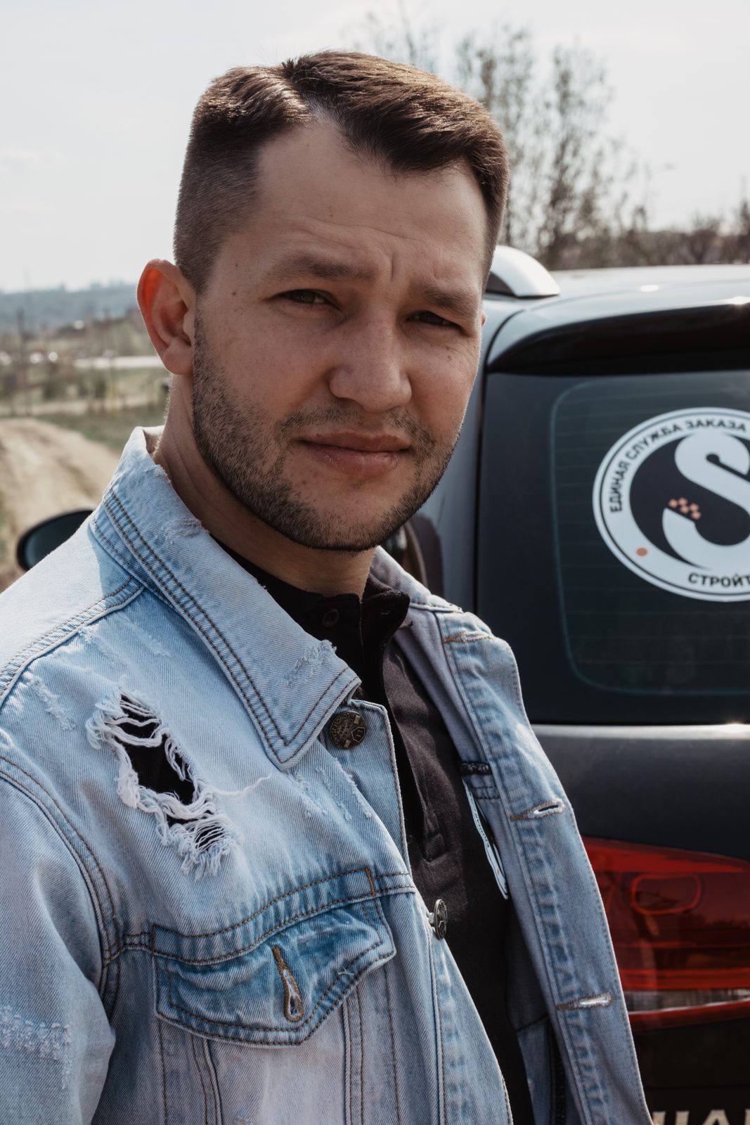 Константин у автомобиля СтройТакси